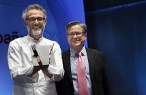 Maserati e Massimo Bottura, eletto miglior chef europeo dell’anno-nella foto, premiato dal presidente di Madrid Fusión, Jose Carlos Campel (Custom) (Custom)