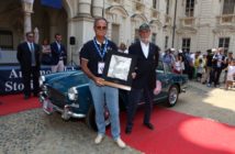 Concorso Eleganza ASI_2017_Il premio Asi consegnato dal presidente Loi a Giacomo Olivieri per la Triumph Italia 2000 Vignale del 1959 (Custom)